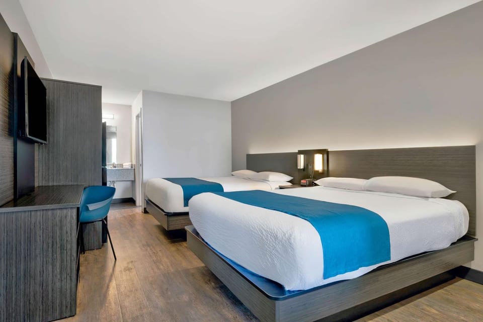 Photo of the whole room, Bedroom