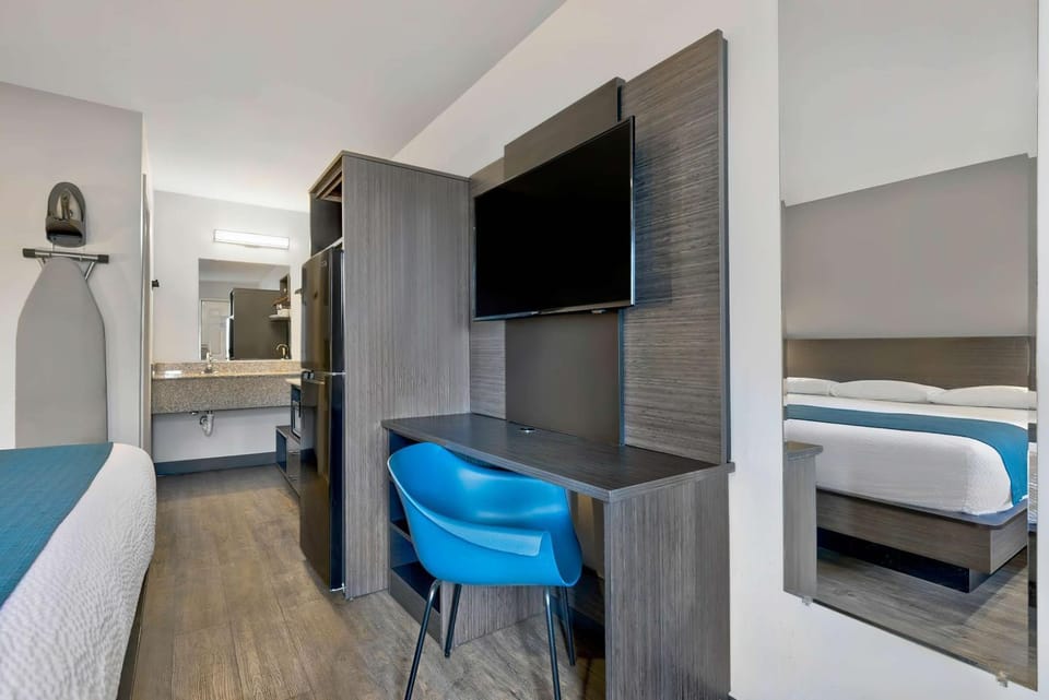 TV and multimedia, Seating area, Bedroom