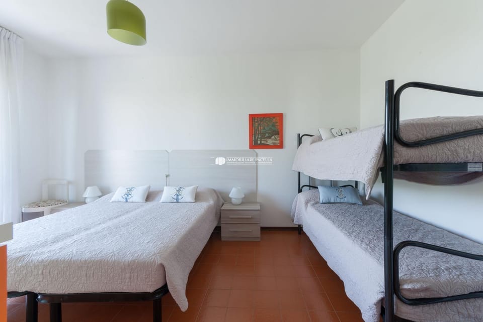 Bed, Photo of the whole room, Bedroom, bunk bed