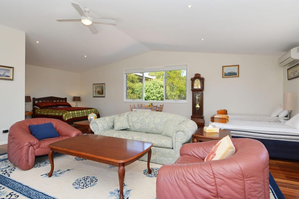 Lake Macquaries' Edgewater Studio at Morisset Memories Apartment in Lake Macquarie