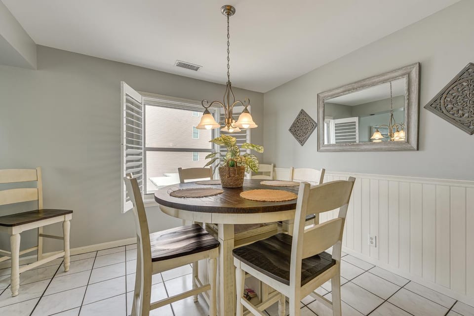Walk to Beach: Sunny Seaside Condo w/ View! House in North Myrtle Beach