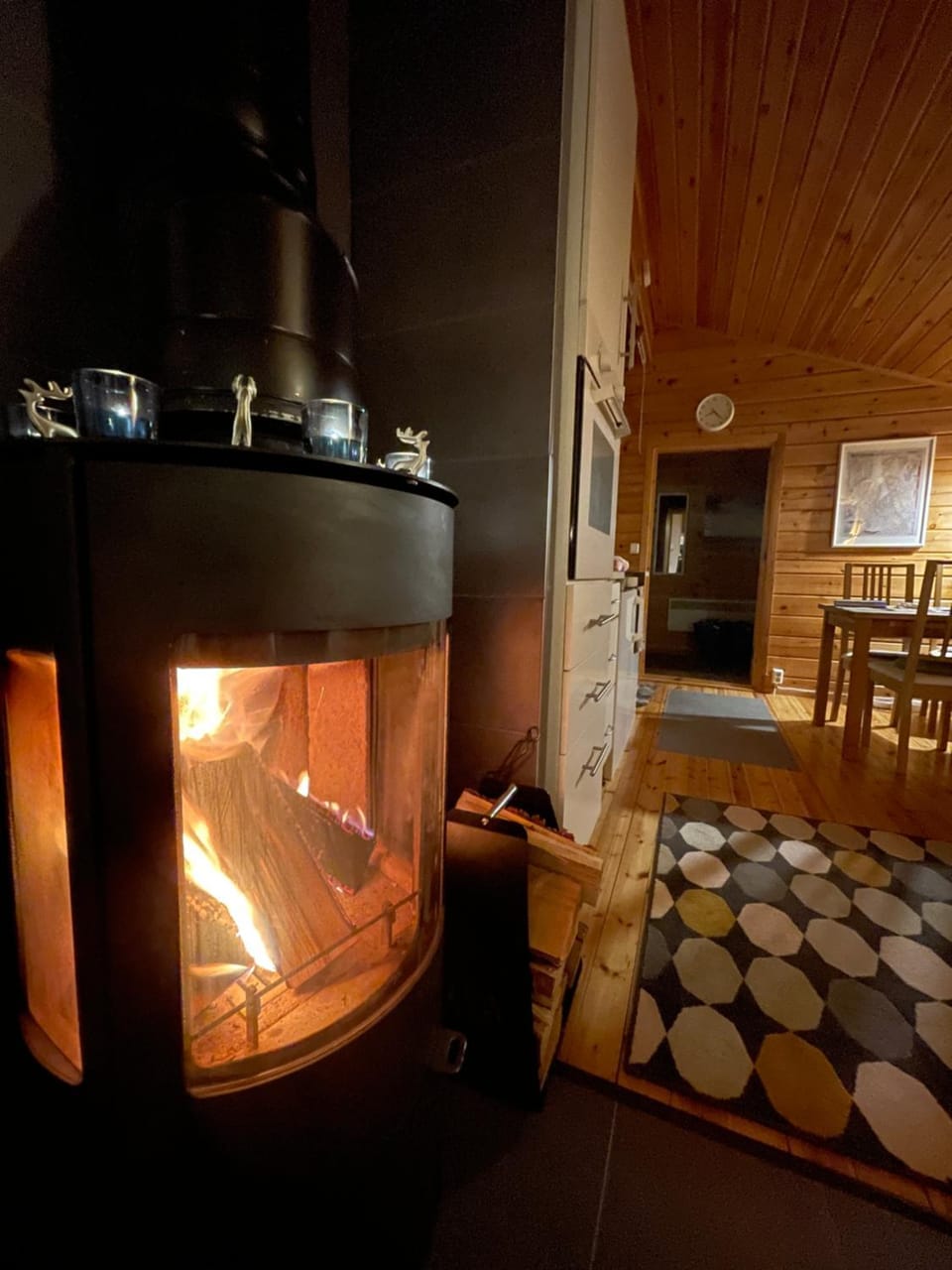 Aurora mökki kylpyaltaalla Lapissa Tenojoen rannassa Chalet in Lapland