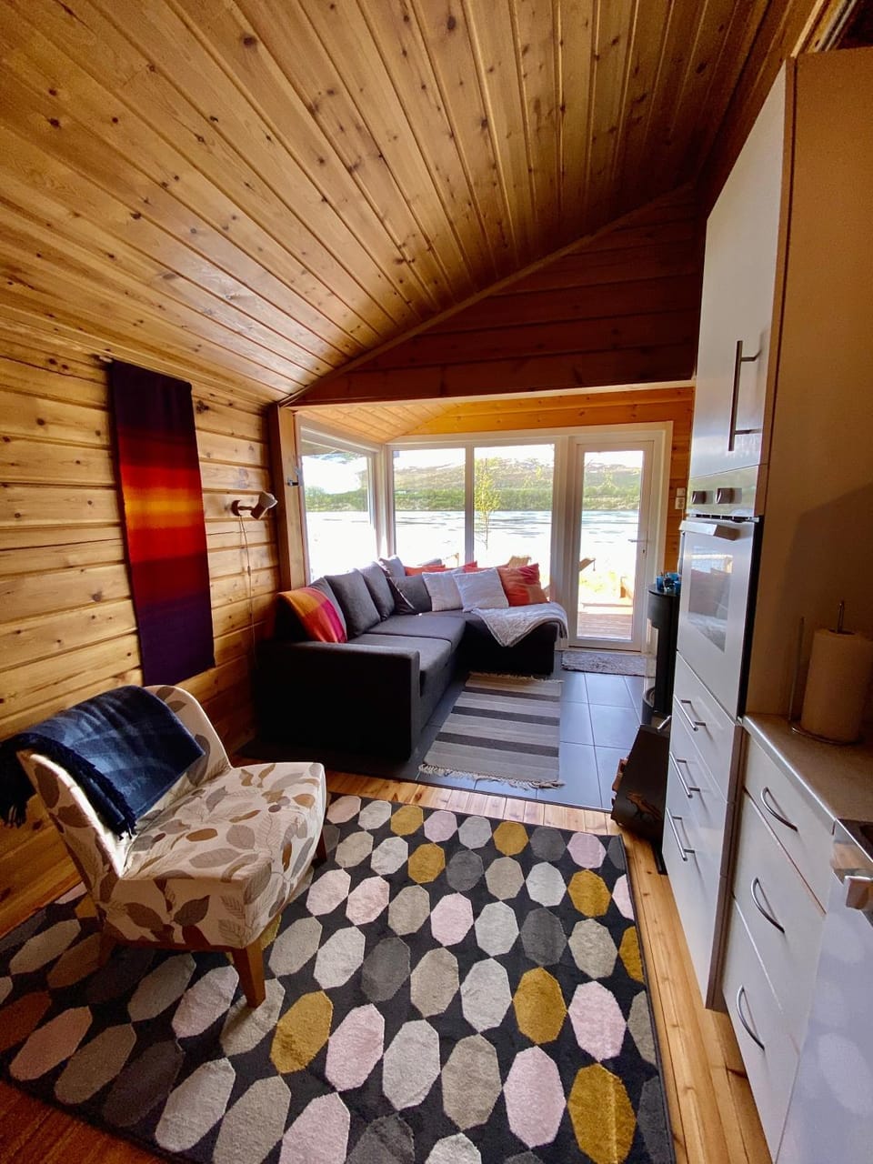 Aurora mökki kylpyaltaalla Lapissa Tenojoen rannassa Chalet in Lapland