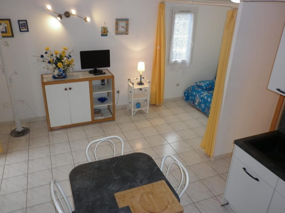 TV and multimedia, Living room, Dining area