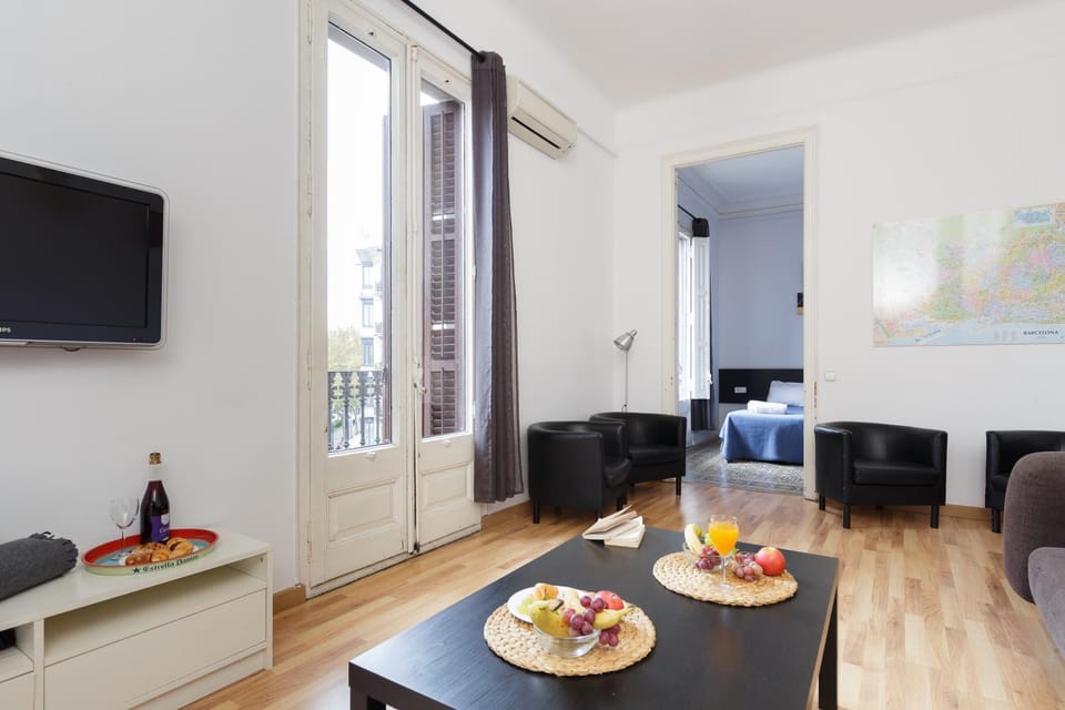 Bed, TV and multimedia, Living room, Seating area, Bedroom