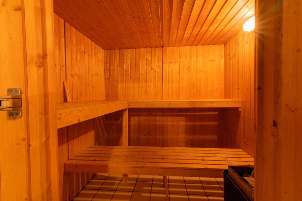 Massage, Sauna, Solarium