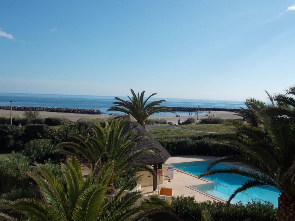 Pool view, Sea view