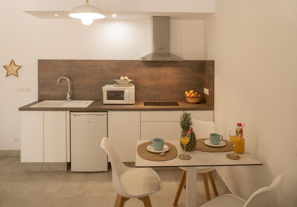 Dining area, kitchen