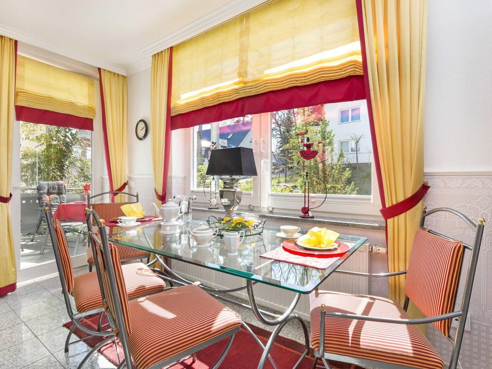 Seating area, Dining area