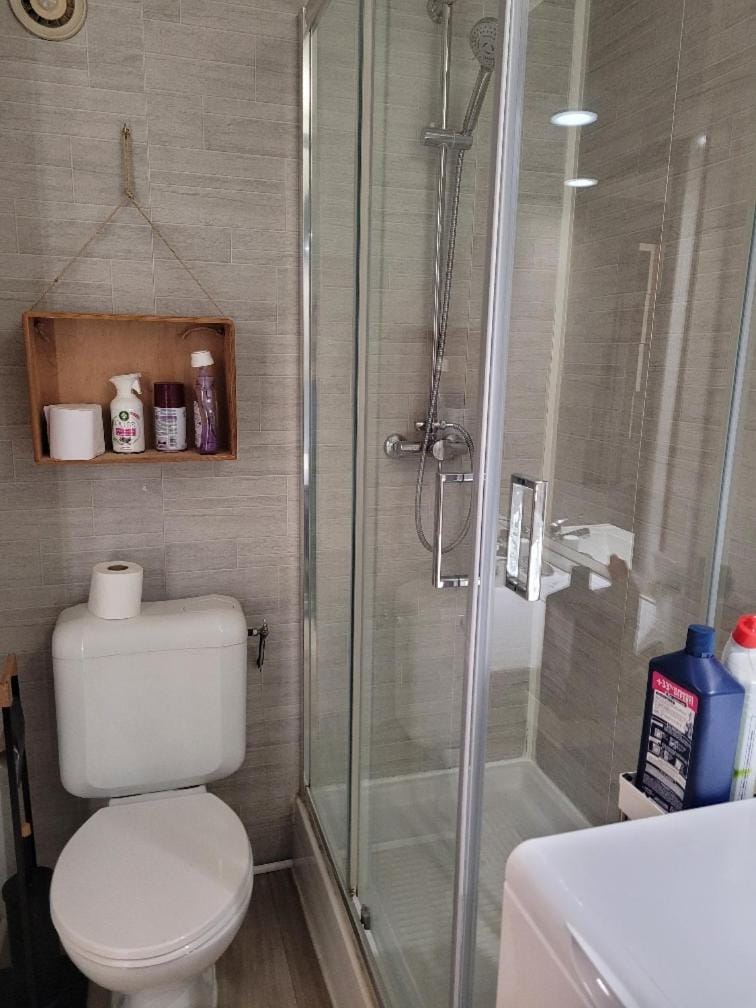 Shower, Toilet