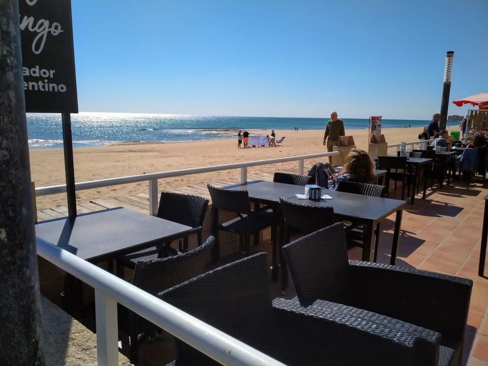 Restaurant/places to eat, Beach, Supermarket/grocery shop, Shopping Area