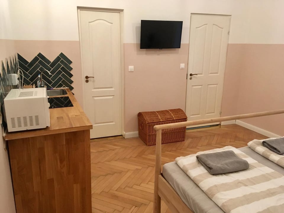 Bed, Kitchen or kitchenette