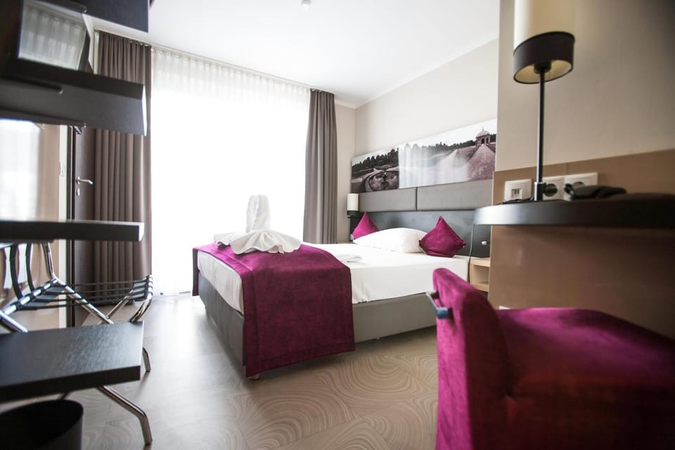Living room, Photo of the whole room, Decorative detail, Bedroom