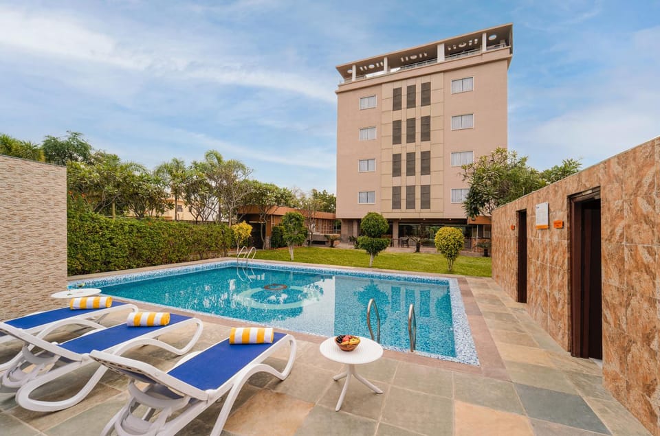 Swimming pool