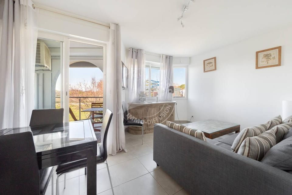 AS17563 - P2 Entièrement équipé accès mer direct avec parking privé Apartment in Le Grau-du-Roi
