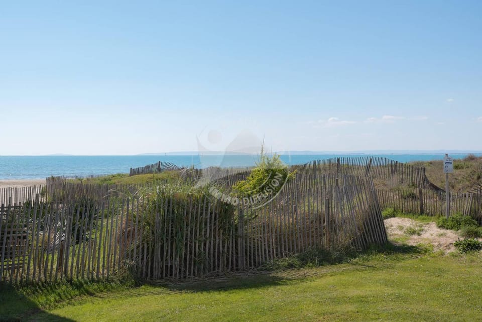 AS17563 - P2 Entièrement équipé accès mer direct avec parking privé Apartment in Le Grau-du-Roi