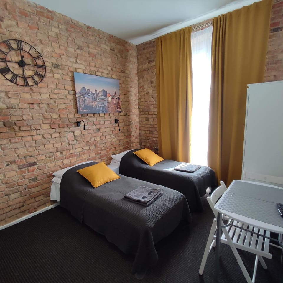 Bed, Living room, towels