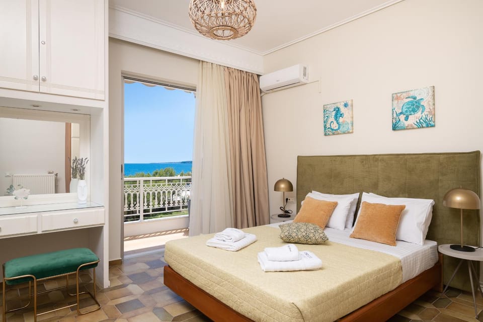 Bed, Natural landscape, View (from property/room), Balcony/Terrace, Photo of the whole room, Bedroom, Sea view, towels, air conditioner