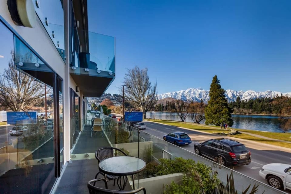 TAHUNA LAKEFRONT LUXURY, Central Location Apartment in Queenstown