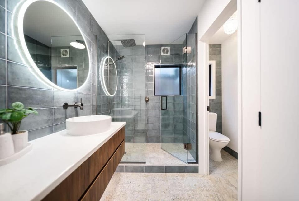 TAHUNA LAKEFRONT LUXURY, Central Location Apartment in Queenstown