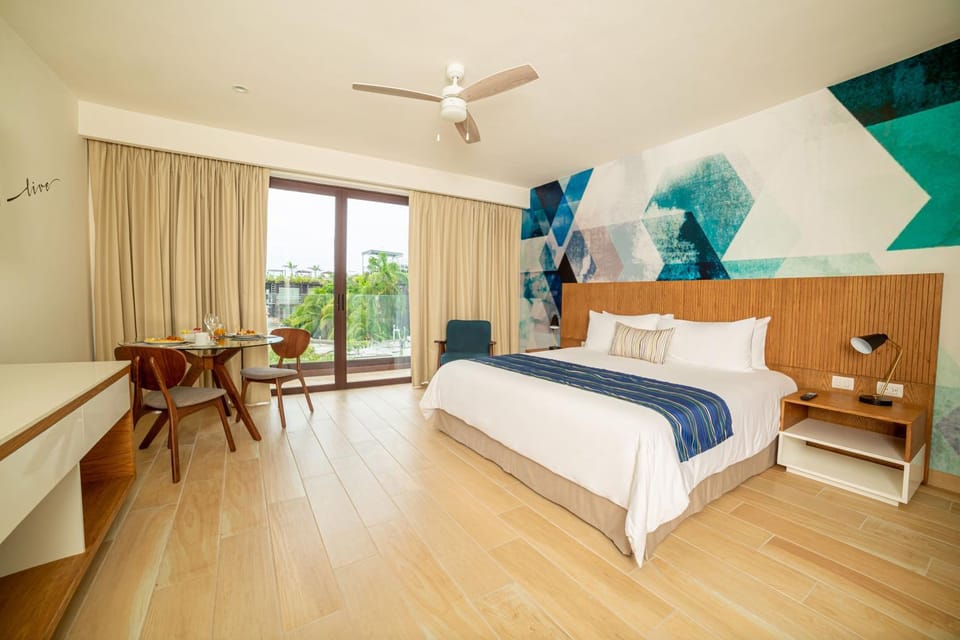 Bed, Photo of the whole room, Seating area, Dining area, Bedroom, fireplace