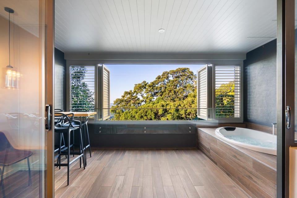 Luxury Spa Retreat with Ocean and Hinterland Views Apartment in Montville