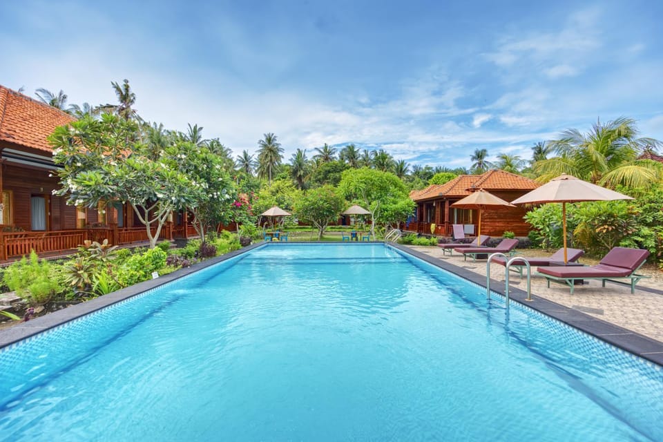 Property building, Garden, Garden view, Pool view, Swimming pool, sunbed