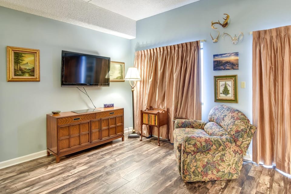 < 4 Mi to Sugar Mtn Resort: Condo w/ Indoor Pool! House in Sugar Mountain