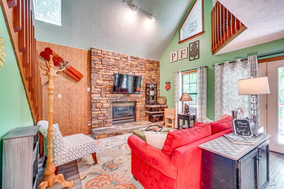 Smoky Mountain Cabin w/ Deck & Hot Tub! Cabin in Pigeon Forge