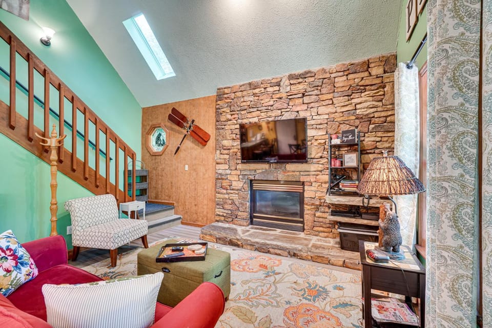 Smoky Mountain Cabin w/ Deck & Hot Tub! Cabin in Pigeon Forge