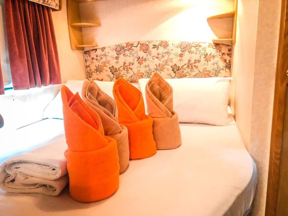 Beach House Camp Hotel in Pattaya City