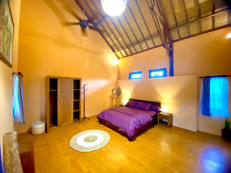 Photo of the whole room, Bedroom