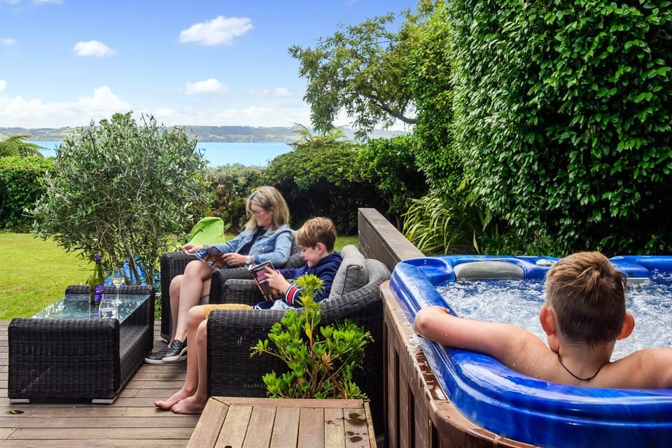 The Bird House - Kawaha Point, Rotorua. Stylish six bedroom home with space, views and relaxed atmosphere House in Rotorua