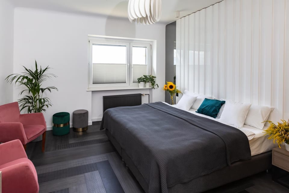 Bed, Photo of the whole room, Seating area, Bedroom