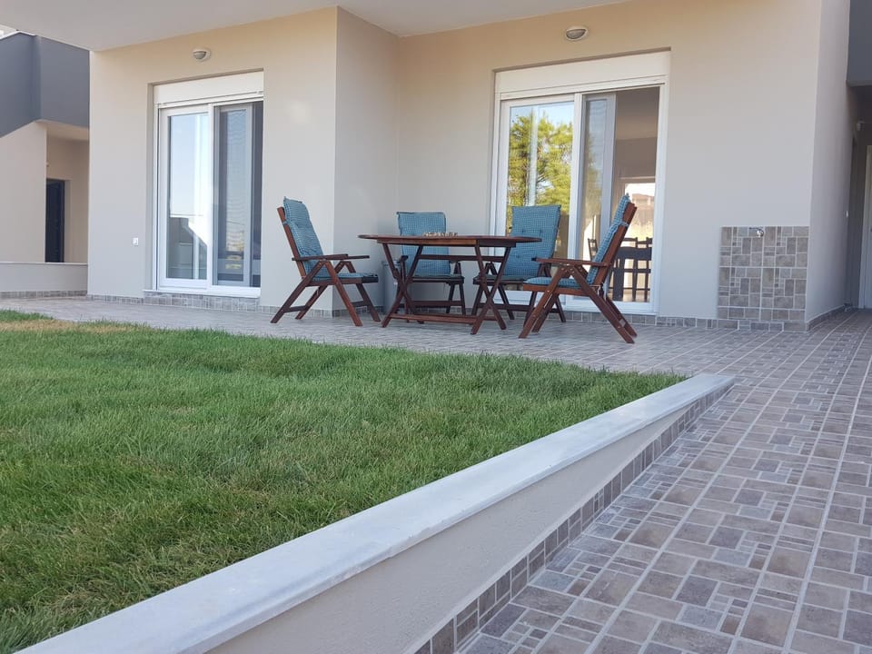 Property building, Patio, Garden, Garden, Dining area