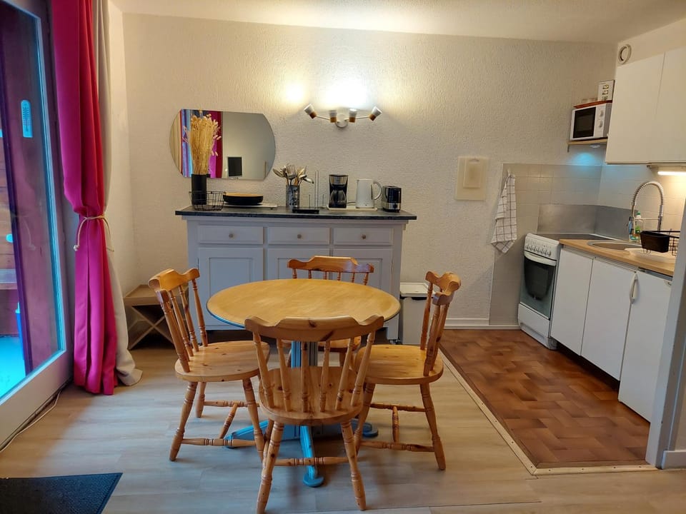 Kitchen or kitchenette, Dining area