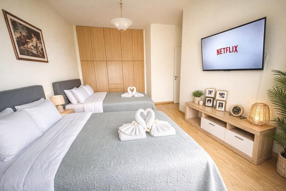 Bed, TV and multimedia, Bedroom