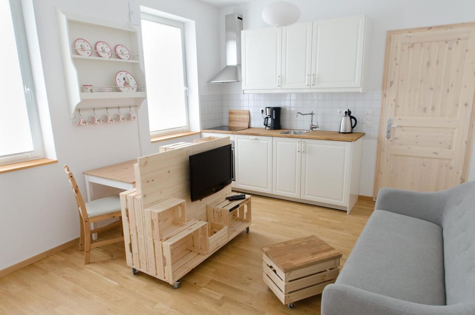 Kitchen or kitchenette, Living room, Seating area, Dining area