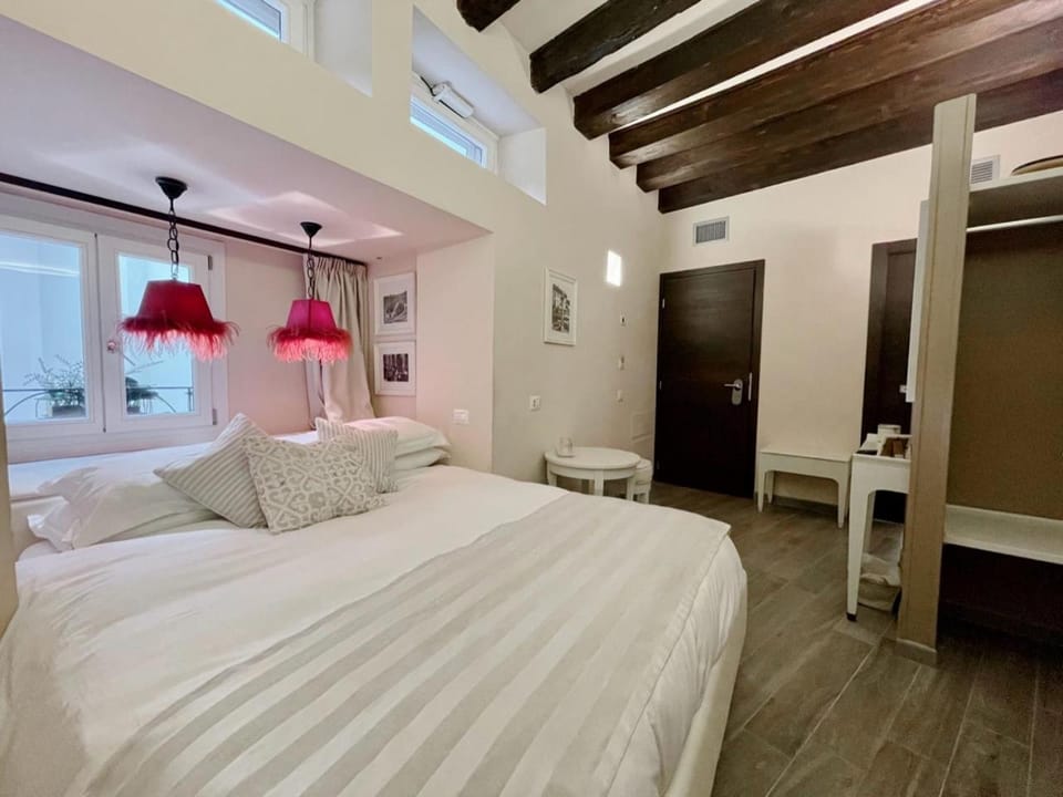 Bed, Photo of the whole room, Decorative detail, Bedroom