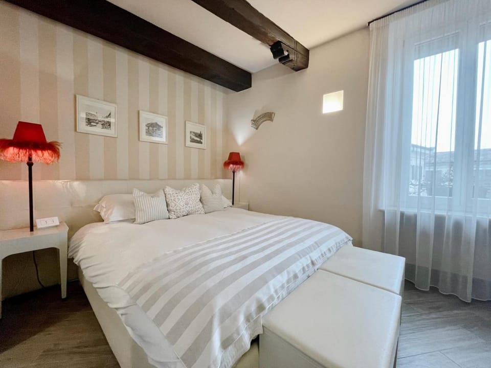 Bed, View (from property/room), Photo of the whole room, Bedroom, River view