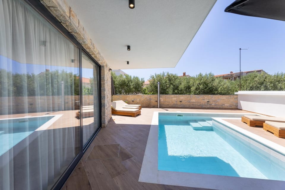Patio, Day, Swimming pool, sunbed