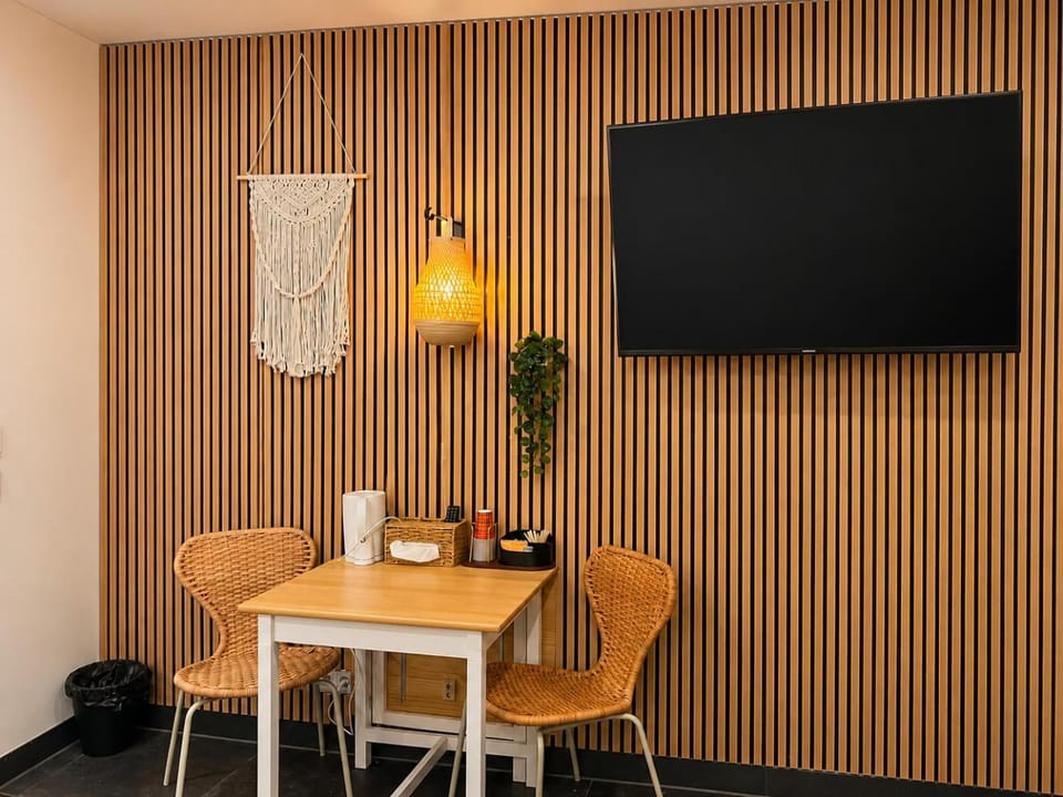 TV and multimedia, Coffee/tea facilities, Seating area, Dining area
