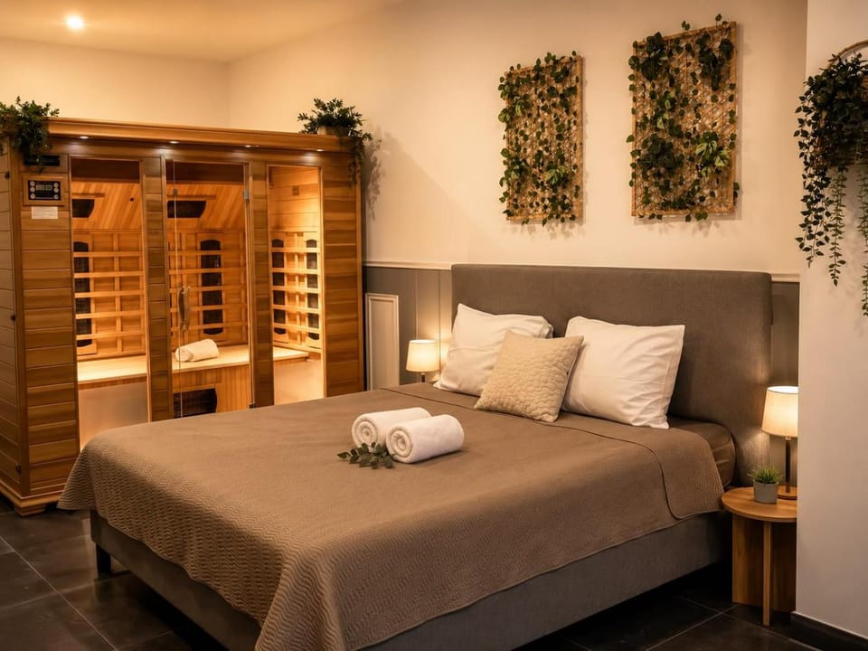 Bed, Sauna, Bedroom, towels