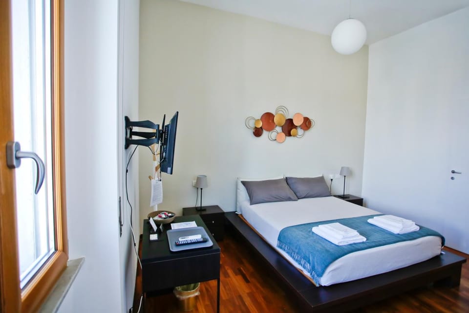 Bedroom, towels
