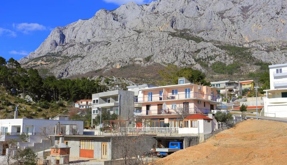 Neighbourhood, Street view