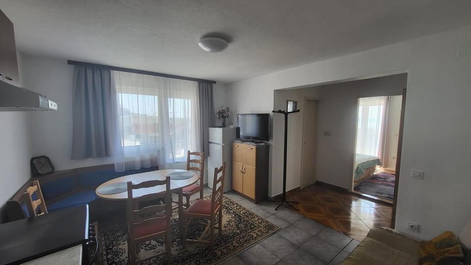 Communal lounge/ TV room, TV and multimedia, Kitchen or kitchenette, Living room, Seating area, Dining area, Evening entertainment