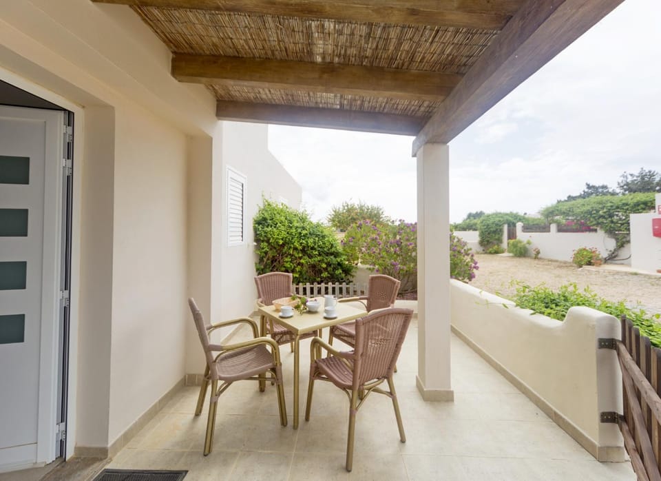 Patio, Facade/entrance, Garden, Balcony/Terrace, Garden view