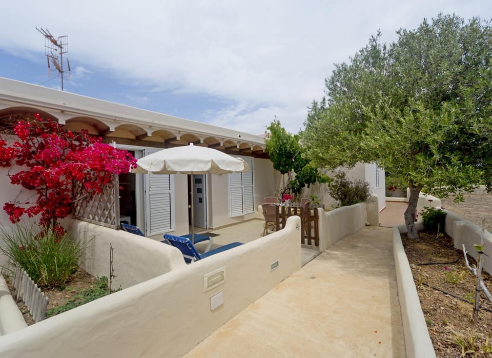 Patio, Facade/entrance, Garden, Balcony/Terrace, Garden view