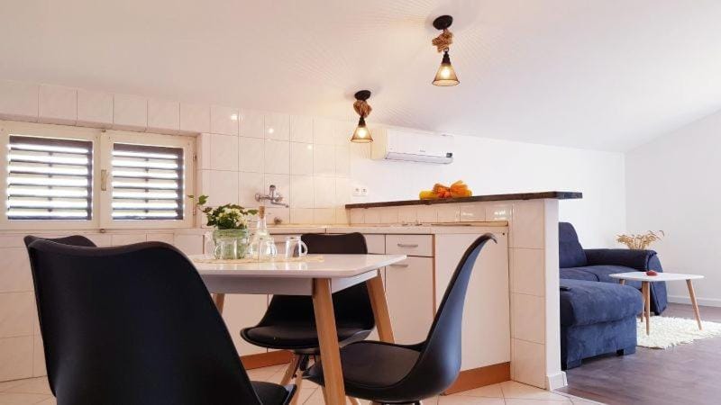 Seating area, Dining area