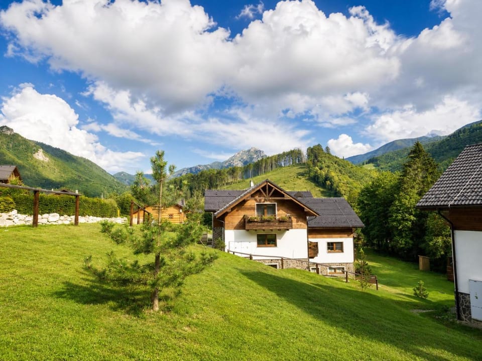 Property building, Nearby landmark, Spring, Bed, Off site, Day, Neighbourhood, Natural landscape, Activities, Summer, View (from property/room), Hiking, Mountain view, Location, Parking